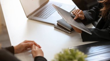 Büroda resmi olmayan bir toplantı yapan bir pazarlama ekibinin görüntüsü.. 