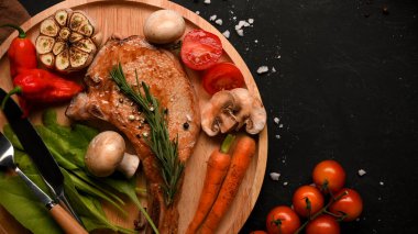 Üstten, üstten, üstten. Kızarmış domuz pirzolası, özel soslu ve baharatlı ızgara organik sebzeli biftek..