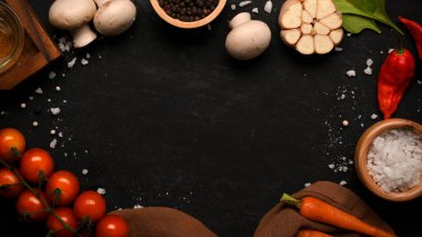 Yemek malzemeleriyle siyah arka planda bir kopya alanı. Taze sebze ve baharat.. 