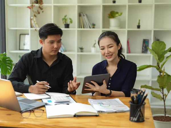 Professional Asian Businessman Advising Giving Recommendation Female Colleague Work Office — Fotografie, imagine de stoc