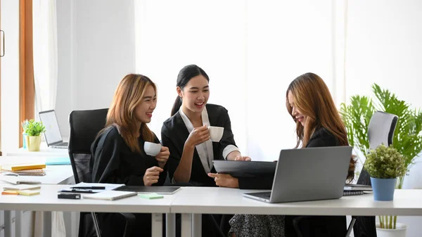 Group Happy Businesswomen Colleagues Having Fun Conversations Relaxed Coffee Break — Fotografia de Stock