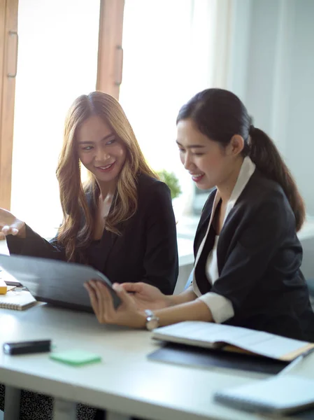 Two Beautiful Asian Young Business Worker Having Conversation Office Workplace — Stockfoto