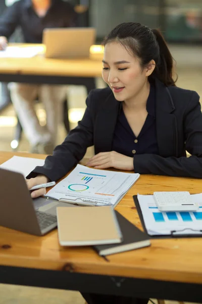 Elegant Asian Young Businesswoman Doing Business Financial Report Her Laptop —  Fotos de Stock