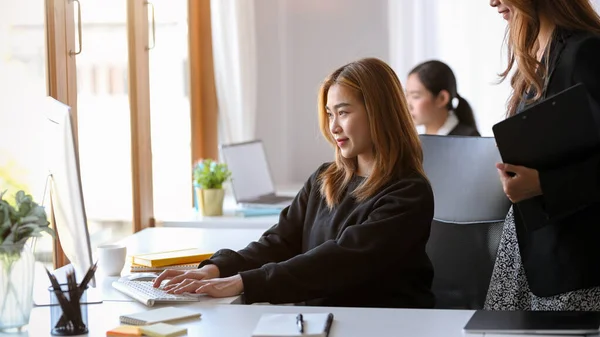 New Asian Young Business Trainee Employee Showing Her Work Desktop — Fotografia de Stock