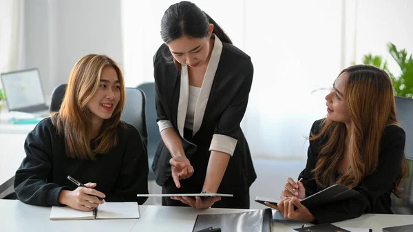Professional Marketing Female Boss Coaching Training Her Employees Team Modern — Fotografia de Stock