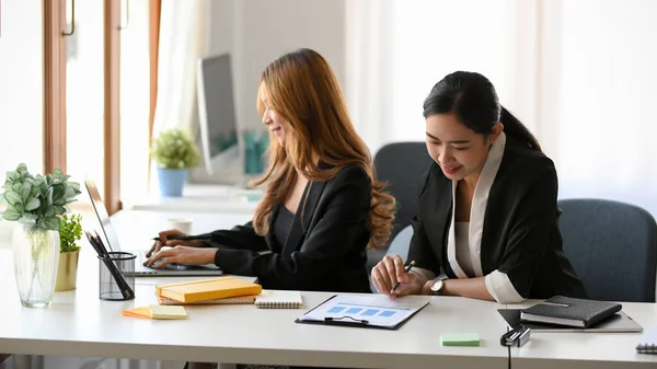 Professional Businesswomen Working Teamwork Her Coworker Office Colleagues Companion Team — Stock Photo, Image