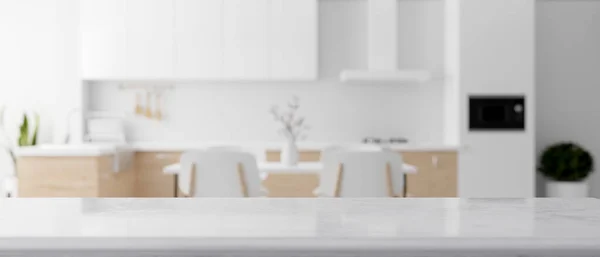 3Dレンダリング バックグラウンドで現代的な最小限の白いキッチンダイニングルーム上のキッチンカウンターの製品表示のための空のスペース 3Dイラスト — ストック写真