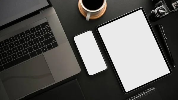 Modern Dark Workspace Laptop Computer Smartphone Digital Tablet White Screen — Fotografia de Stock