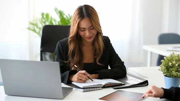 Attractive Asian Female Manager Sitting Taking Notes Her Diary Office — Stockfoto