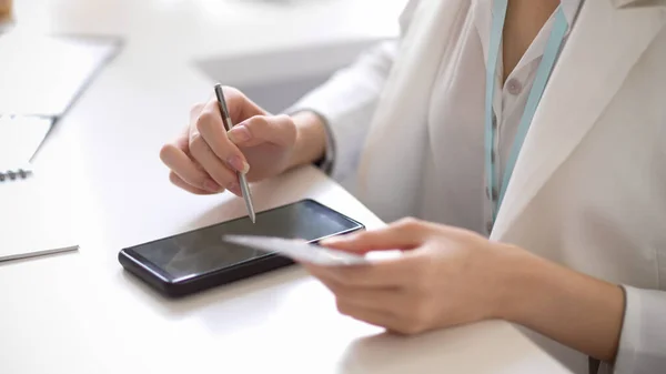 Una Imagen Cerca Una Exitosa Mujer Negocios Que Conecta Tarjeta — Foto de Stock