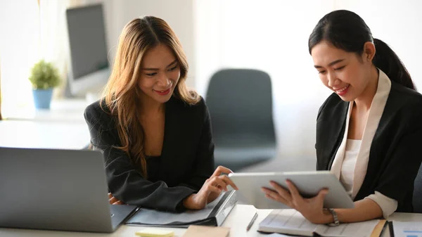 Duas Empresárias Asiáticas Felizes Trabalhando Juntas Como Trabalho Equipe Escritório — Fotografia de Stock