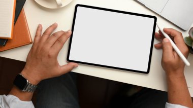 Başarılı iş adamı çalışma alanında taşınabilir tablet bilgisayar kullanıyor. en üstteki görünüm
