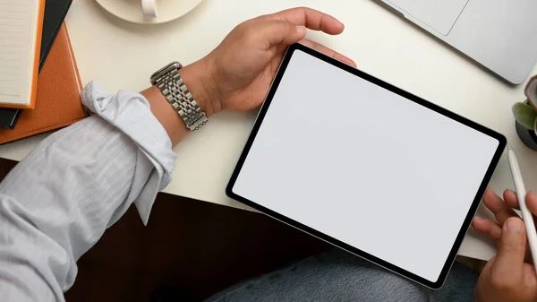 Mężczyzna Używa Długopisu Rysowania Ekranie Tabletu Tabletki Dotykowe Puste Makieta — Zdjęcie stockowe