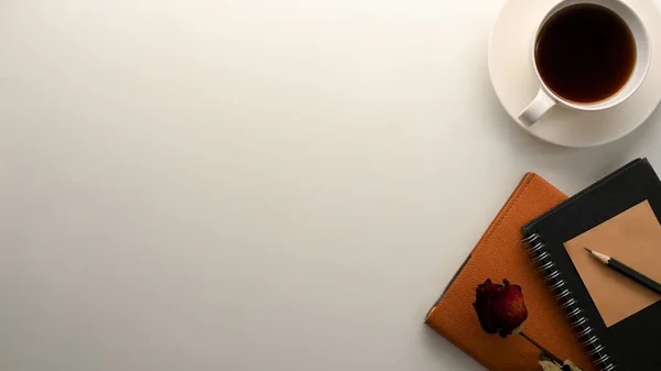 Uma Mesa Minimalista Escritório Branco Com Livro Diário Uma Xícara — Fotografia de Stock