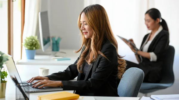 Професійна Азіатська Бізнесменка Яка Сидить Своїм Офісним Столом Працює Ноутбуку — стокове фото