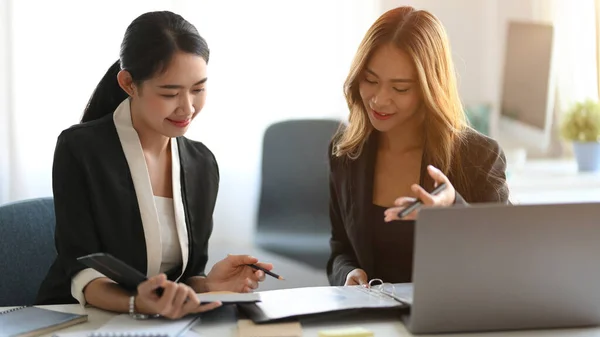 Two Businesswoman Working Together Office Executive Manager Her Business Partner — Stockfoto