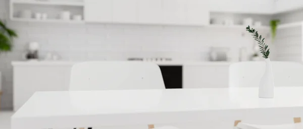 Роскошный Белый Обеденный Стол Современном Роскошном Белом Кухонном Пространстве Копировать — стоковое фото