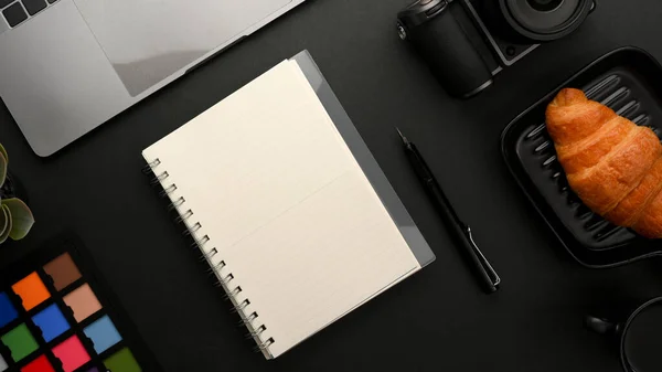 现代摄影师或图形设计师的工作空间 带有笔记本和黑色背景的工作工具 — 图库照片