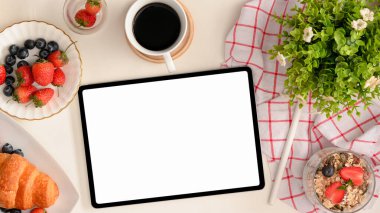 Sağlıklı atıştırmalıklar, hamur işleri ve içeceklerle dolu dijital tablet bir ekran. Menünüz ya da tarifiniz için şablon. düz yat