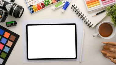 Çalışma ekipmanları ve dijital tablet bilgisayar beyaz ekran modeliyle grafiksel tasarımcı çalışma istasyonu. en üstteki görünüm