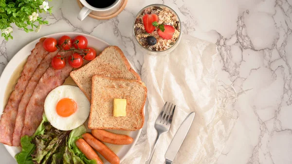 健康的早餐设置在大理石桌子背景与复制空间 顶部视图 — 图库照片