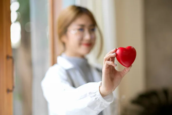 Selektiv Fokus Bild Kvinnlig Läkare Vit Rock Håller Hjärtmodell Sin — Stockfoto