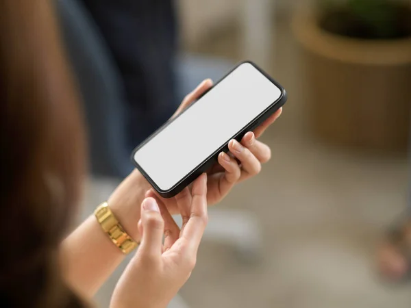 Close Van Een Vrouw Met Behulp Van Een Moderne Smartphone — Stockfoto