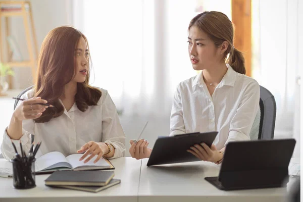 Twee Aziatische Zakenvrouwen Bespreken Plannen Bedrijfsstrategie Voor Het Nieuwe Product — Stockfoto