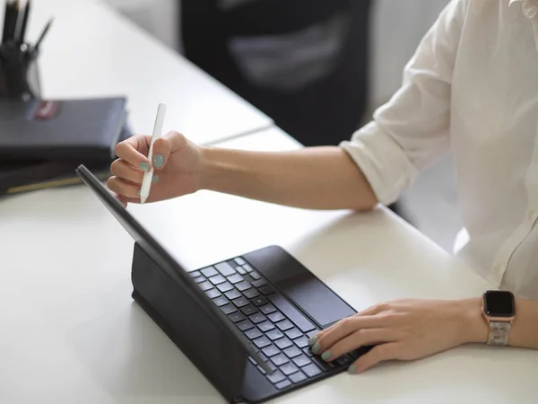 클로즈업 디지탈 태블릿 컴퓨터를 사용하는 여성의 사무실 책상에 스타일러스 — 스톡 사진