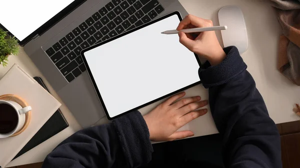 在现代工作场所的空白屏幕平板电脑上写下自己的想法的专业女商人的特写镜头 — 图库照片