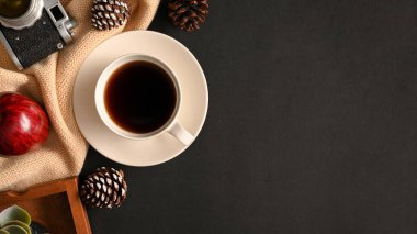 Kahve fincanı, dekorasyon ve menüyü kopyalamak için modern siyah arka plan. en üstteki görünüm 