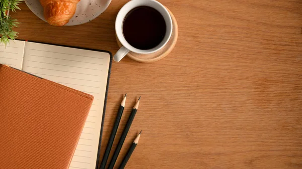 Fotografia Aérea Uma Mesa Estudo Com Cadernos Lápis Café Espaço — Fotografia de Stock