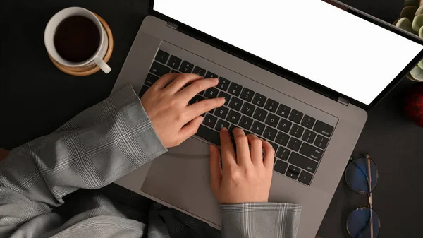 Вид Сверху Профессиональной Бизнесвумен Официальном Костюме Работающей Ноутбуке Сидящей Клавиатуре — стоковое фото