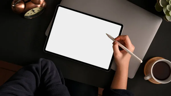 위에서 스타일러스 사용하는 여성의 공간에 디지털 태블릿 컴퓨터를 — 스톡 사진