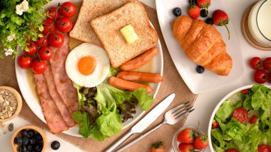 Yemek masasında servis edilen sağlıklı ve taze bir kahvaltı. Dengeli diyet kahvaltı seti. Lezzetli otel kahvaltı seti. en üstteki görünüm