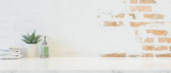 Стільниця Копіювальним Простором Відображення Продукту Пляшка Шампуню Рушники Рослина Декору — стокове фото