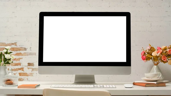Mesa Escritório Moderna Com Computador Desktop Tela Branca Material Escritório — Fotografia de Stock