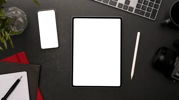 Minimalna Przestrzeń Robocza Hipstera Cyfrowym Tabletem Białym Smartfonem Czarnym Tle — Zdjęcie stockowe