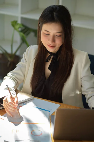 Retrato Uma Mulher Negócios Asiática Feliz Concentra Sua Papelada Relatório — Fotografia de Stock