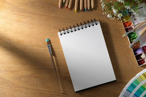 Una Página Vacía Cuaderno Espiral Cuaderno Escolar Con Equipo Pintura —  Fotos de Stock