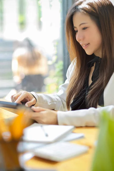 Ritratto Affascinante Allegra Donna Affari Asiatica Godere Utilizzando Tablet Portatile — Foto Stock