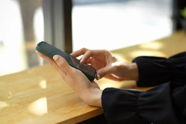 Närbild Kvinna Svart Tröja Skriva Smartphone Skärm Över Trä Skrivbord — Stockfoto