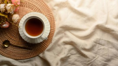 İngiliz öğleden sonra çay konsepti, klasik seramik çay fincanlı çay masası, ahşap örtülü gül buketi, minimal beyaz masa örtüsünün fotokopi alanı. en üstteki görünüm