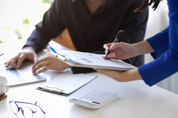 Cropped Image Female Secretary Assistant Showing Some Information Report Her — Stock Photo, Image