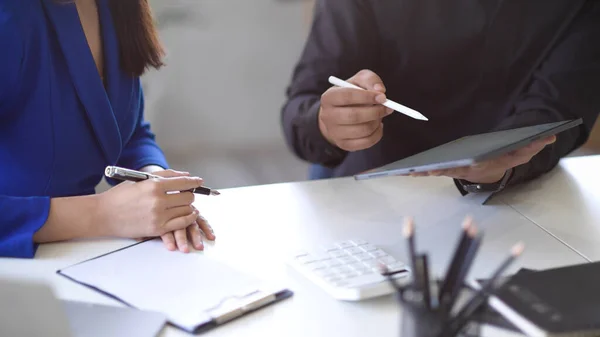 Gros Plan Une Responsable Marketing Féminine Écoutant Son Assistant Partager — Photo