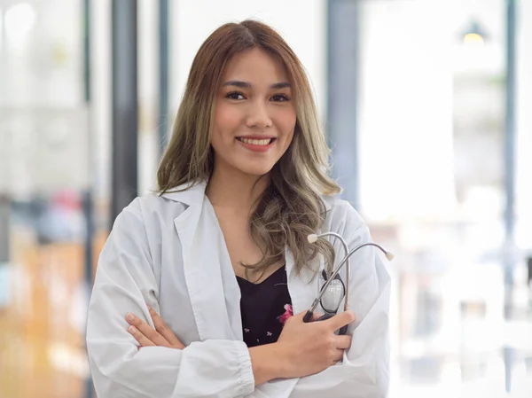 Retrato Elegante Asiático Médico Feminino Branco Casaco Fica Com Braços — Fotografia de Stock