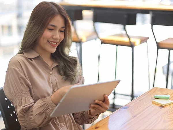 Relaxed Female Sitting Coffee Shop Using Her Portable Tablet Computer — Stock Photo, Image