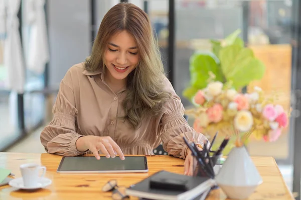 Beautiful Woman Using Digital Tablet Computer Businesswoman Working Touchpad Computer — Stock Photo, Image