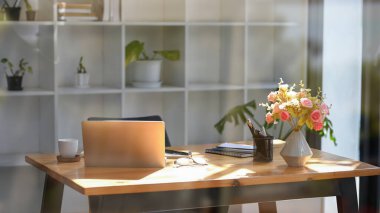 Modern ofis içi, ahşap masa, dizüstü bilgisayar, ofis malzemeleri ve dekor fabrikası. ofis masası konsepti