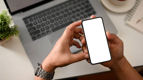 Ovanifrån Vuxen Man Händer Håller Smartphone Vit Skärm Mockup Över — Stockfoto